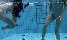 Οι ρωσικές κοπέλες Clara Umora και Bajankina απολαμβάνουν κάποια καυτή υποβρύχια δράση