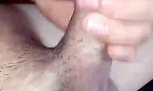 Solo jente med små pupper masturberer i denne videoen