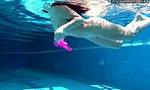 Το σπιτικό βίντεο της Jessica Lincoln δείχνει ένα καυτό μωρό να κάνει διπλή διείσδυση στην πισίνα
