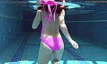 Jessica Lincolns hjemmelavede video viser en varm babe, der tager en dobbelt penetration i poolen