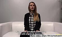 Σπιτικό βίντεο ενός υποτακτικού μοντέλου να ουρλιάζει από ευχαρίστηση κατά τη διάρκεια του σεξ